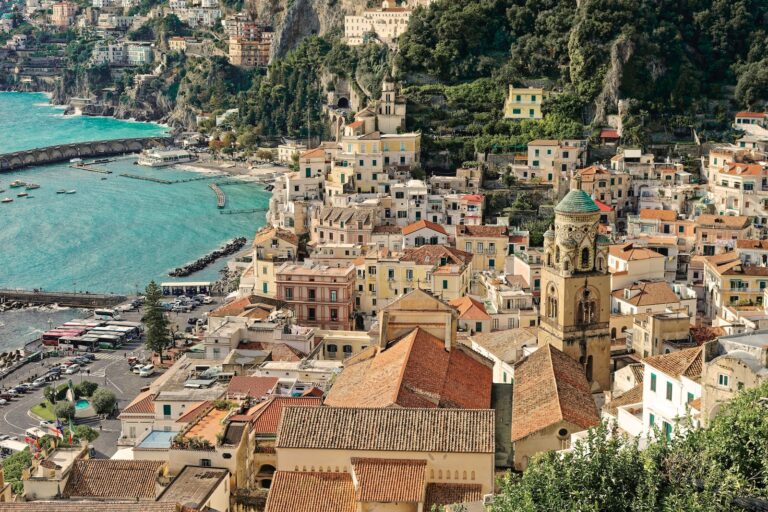 Blick aus der Vogelperspektive auf braune Häuser am Meer bei Tag
