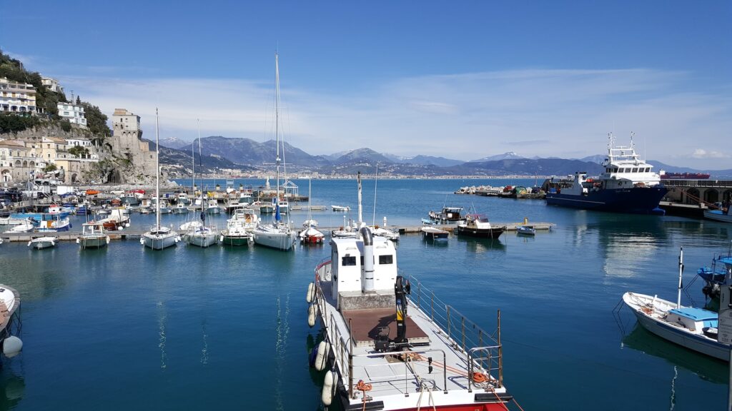 ein Hafen mit vielen kleinen Booten